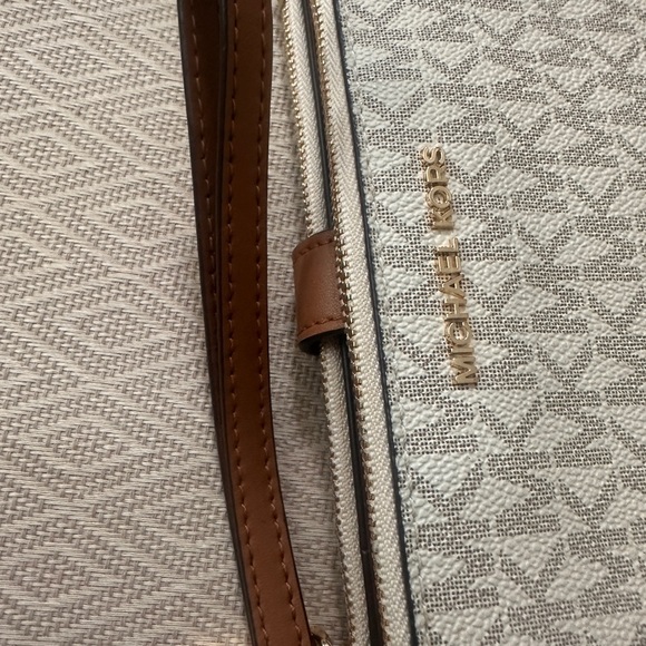 Michael Kors Monogram Cream Jet Set Wallet / Wristlet Clutch - Picture 5 of 10